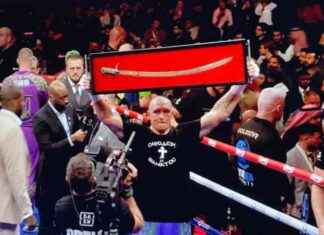 Usyk Celebrates Victory with Mazepa’s Sword: Here’s Why usyk-celebrates-victory-with-mazepas-sword-heres-why
