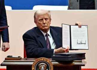 Trump Signs Executive Orders on Day One: Sharpies Thrown Into Crowd trump-signs-executive-orders-on-day-one-sharpies-thrown-nto-crowd