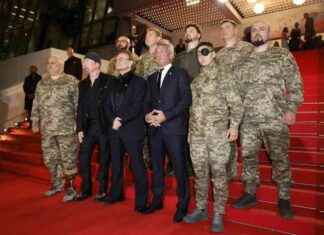 Боно, Едж та Шон Пенн з’явилися на червоній доріжці Канського кінофестивалю з українськими солдатами